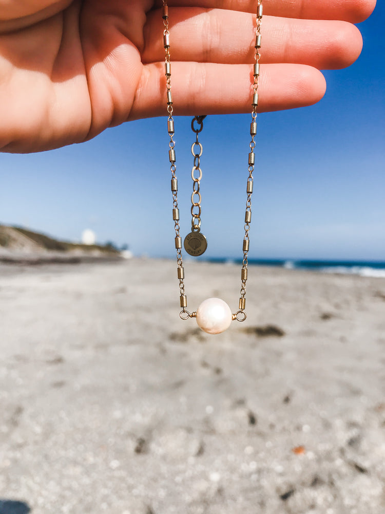 Cait Necklace in Freshwater Pearl
